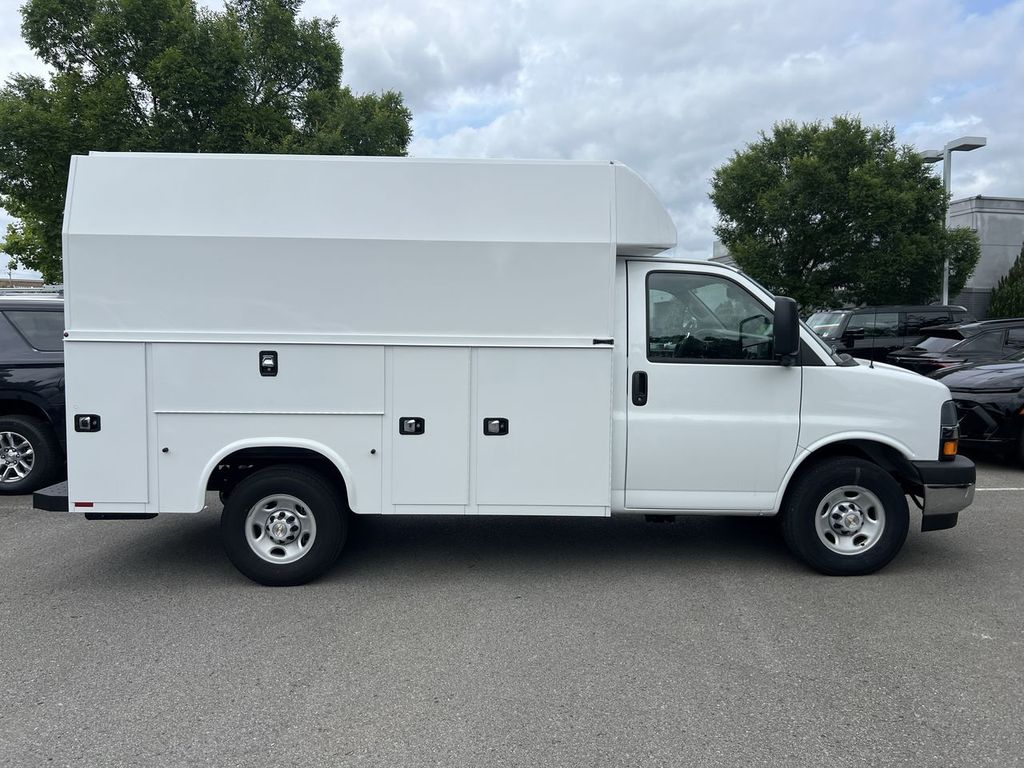 2025 Chevrolet Express Cutaway 3500 photo 4