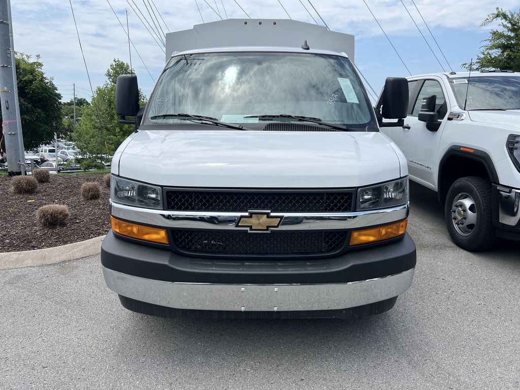 2025 Chevrolet Express Cutaway 3500 photo 3