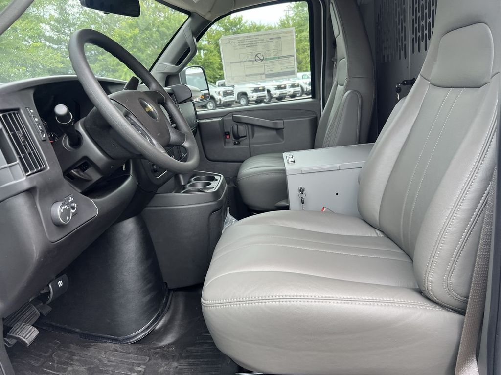 2025 Chevrolet Express Cargo Work Van - Photo 10
