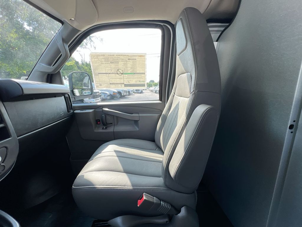 2025 Chevrolet Express Cargo Work Van - Photo 7