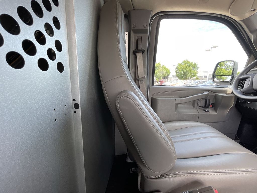 2025 Chevrolet Express Cargo Work Van - Photo 9
