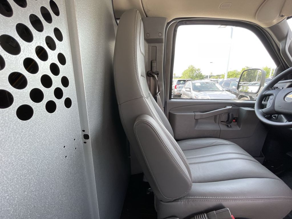 2025 Chevrolet Express Cargo Work Van - Photo 9