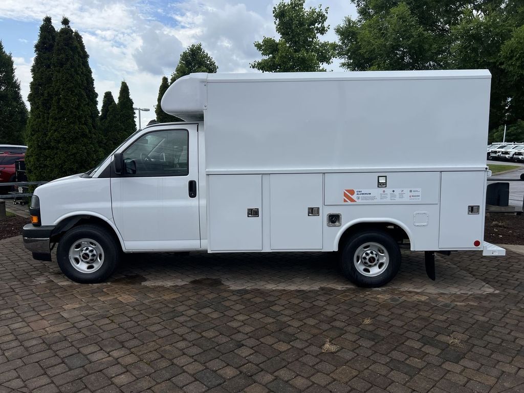 2025 Gmc Savana 3500 Cutaway photo 2