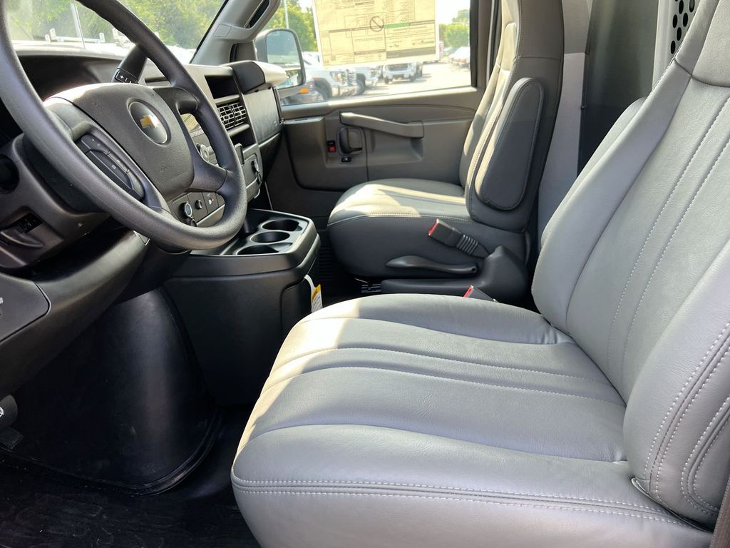 2025 Chevrolet Express Cargo Work Van - Photo 10