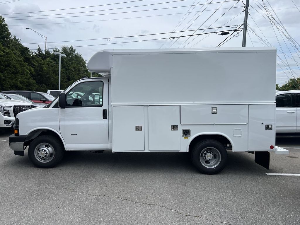 2025 Chevrolet Express Cutaway 3500 photo 2