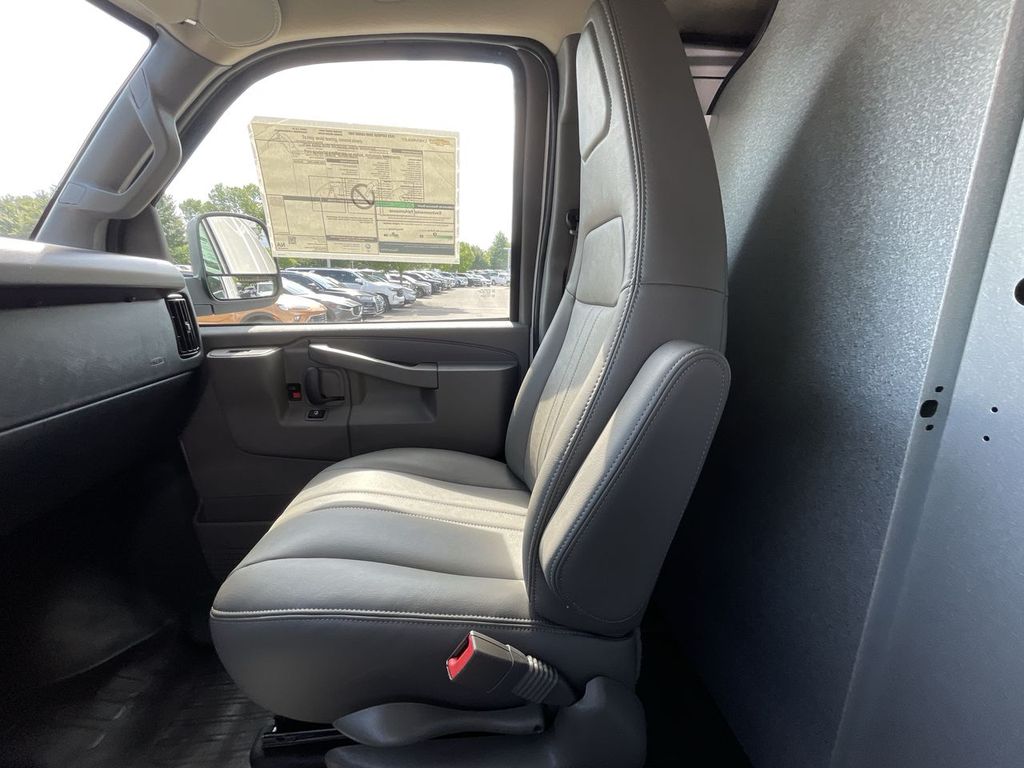 2025 Chevrolet Express Cargo Work Van - Photo 7