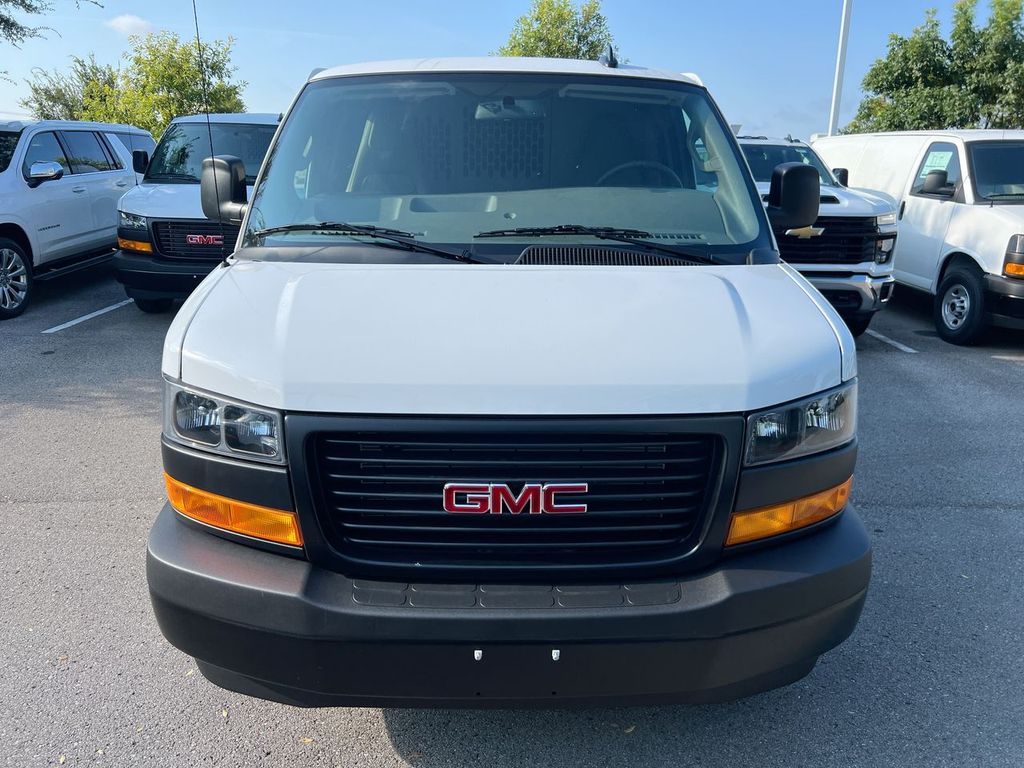 2025 Gmc Savana Cargo 2500 photo 3