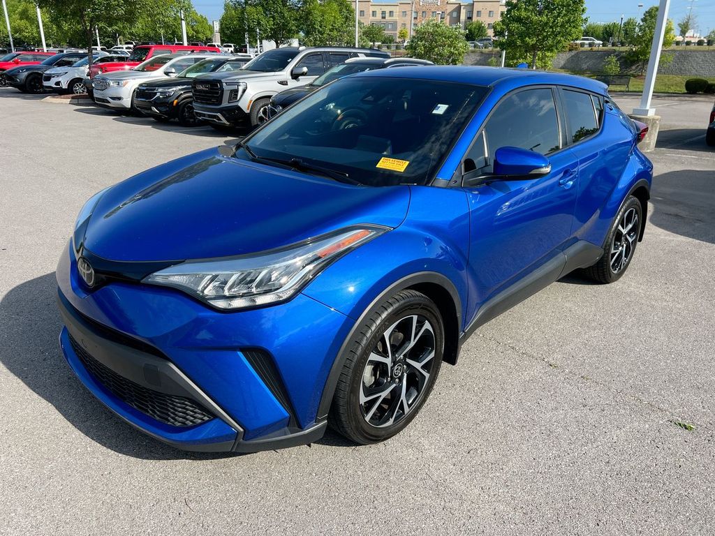 2022 Toyota C-HR XLE's photo