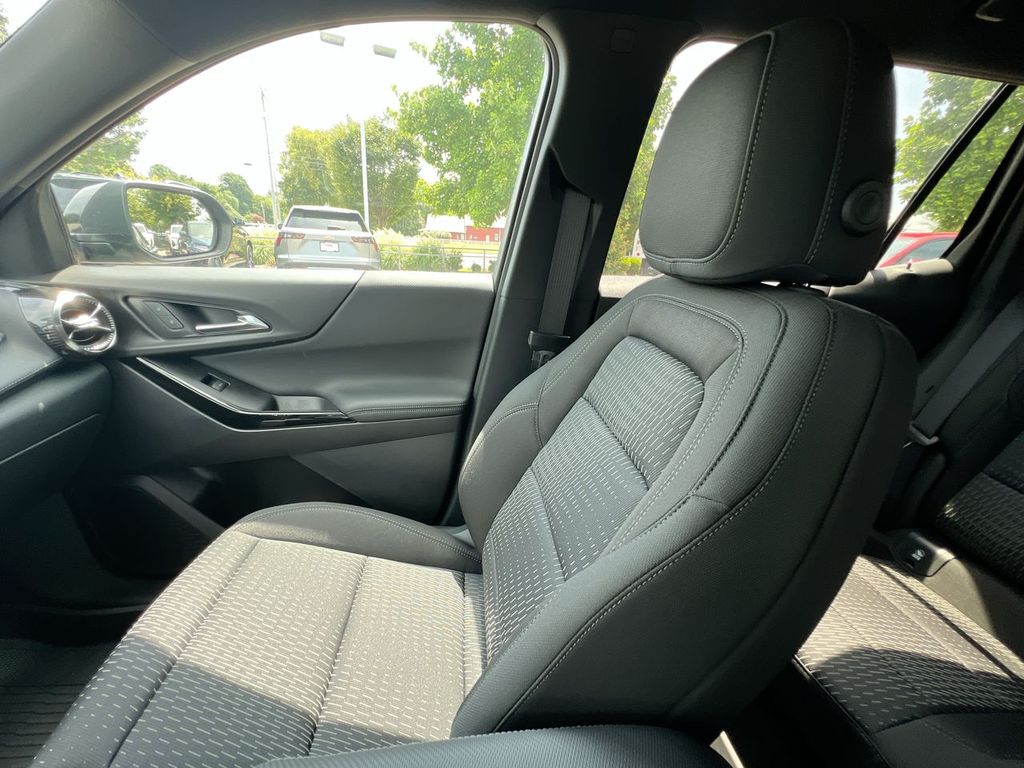 2027 Chevrolet Equinox LT - Photo 11
