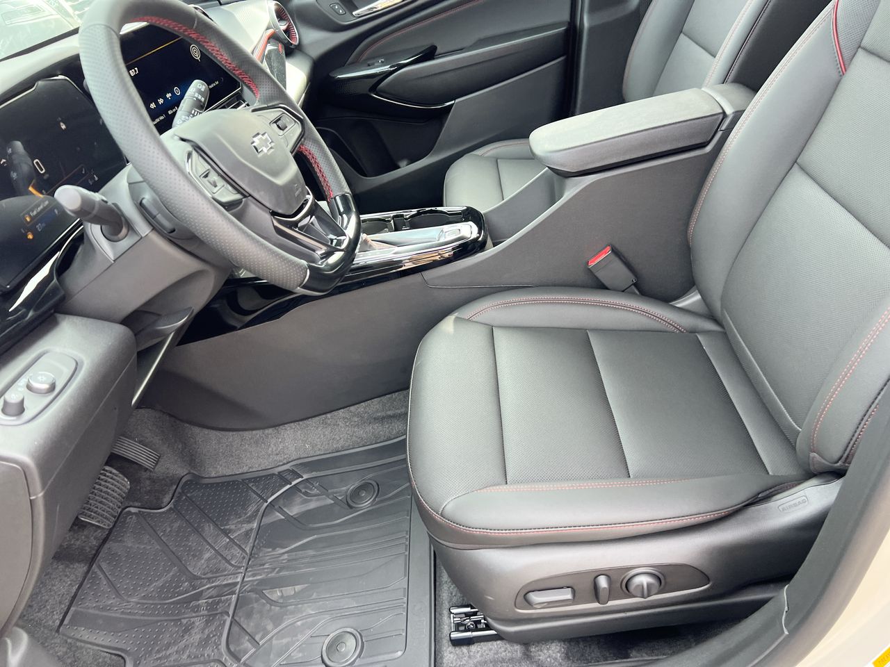 2026 Chevrolet Trax RS - Photo 14