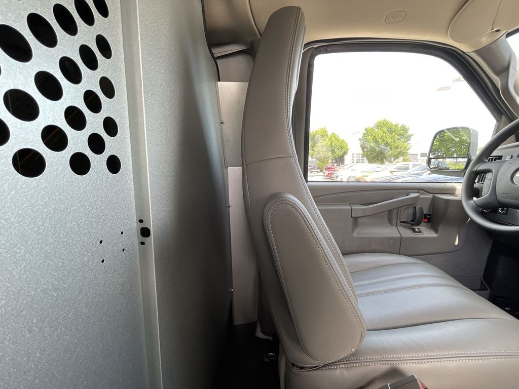 2025 Chevrolet Express Cargo Work Van - Photo 9