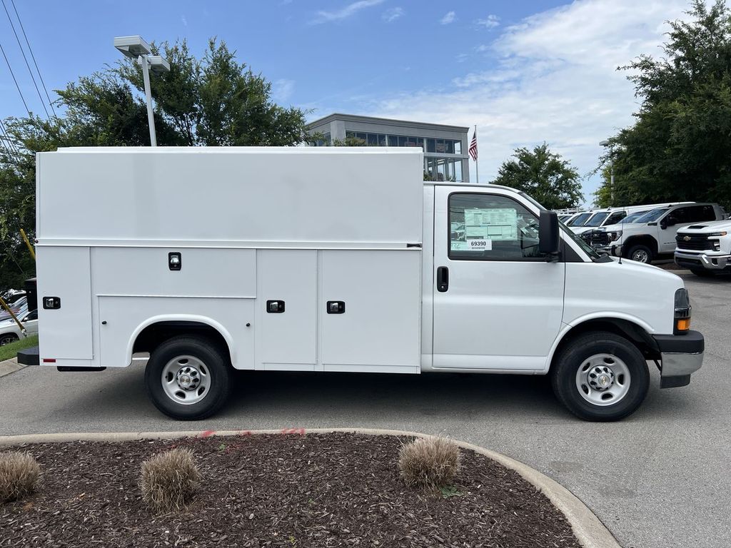 2025 Chevrolet Express Cutaway 3500 photo 4