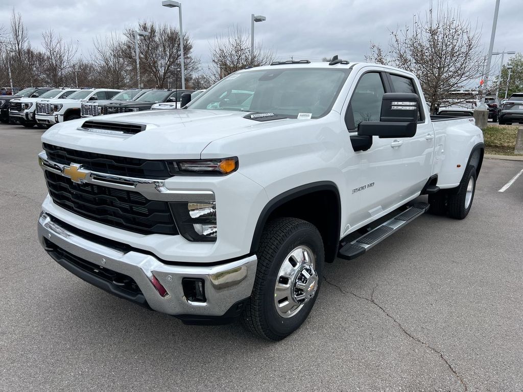2026 Chevrolet Silverado HD LT's photo