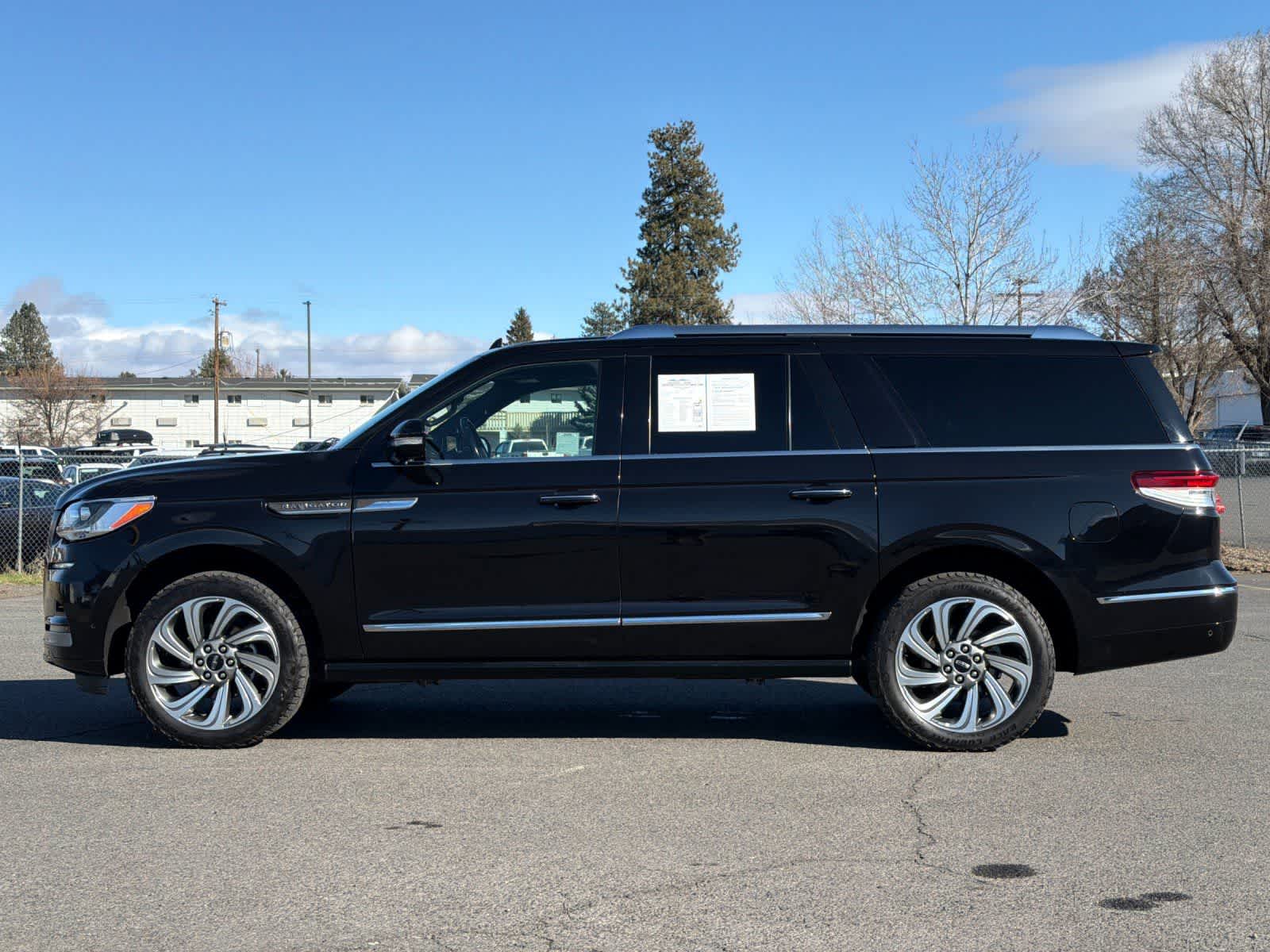 Thumbnail: 2022 Lincoln Navigator - 6