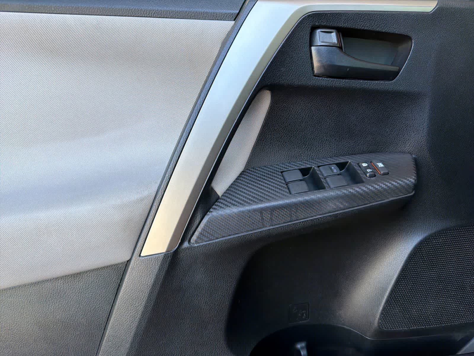 Thumbnail: 2015 Toyota RAV4 - 11