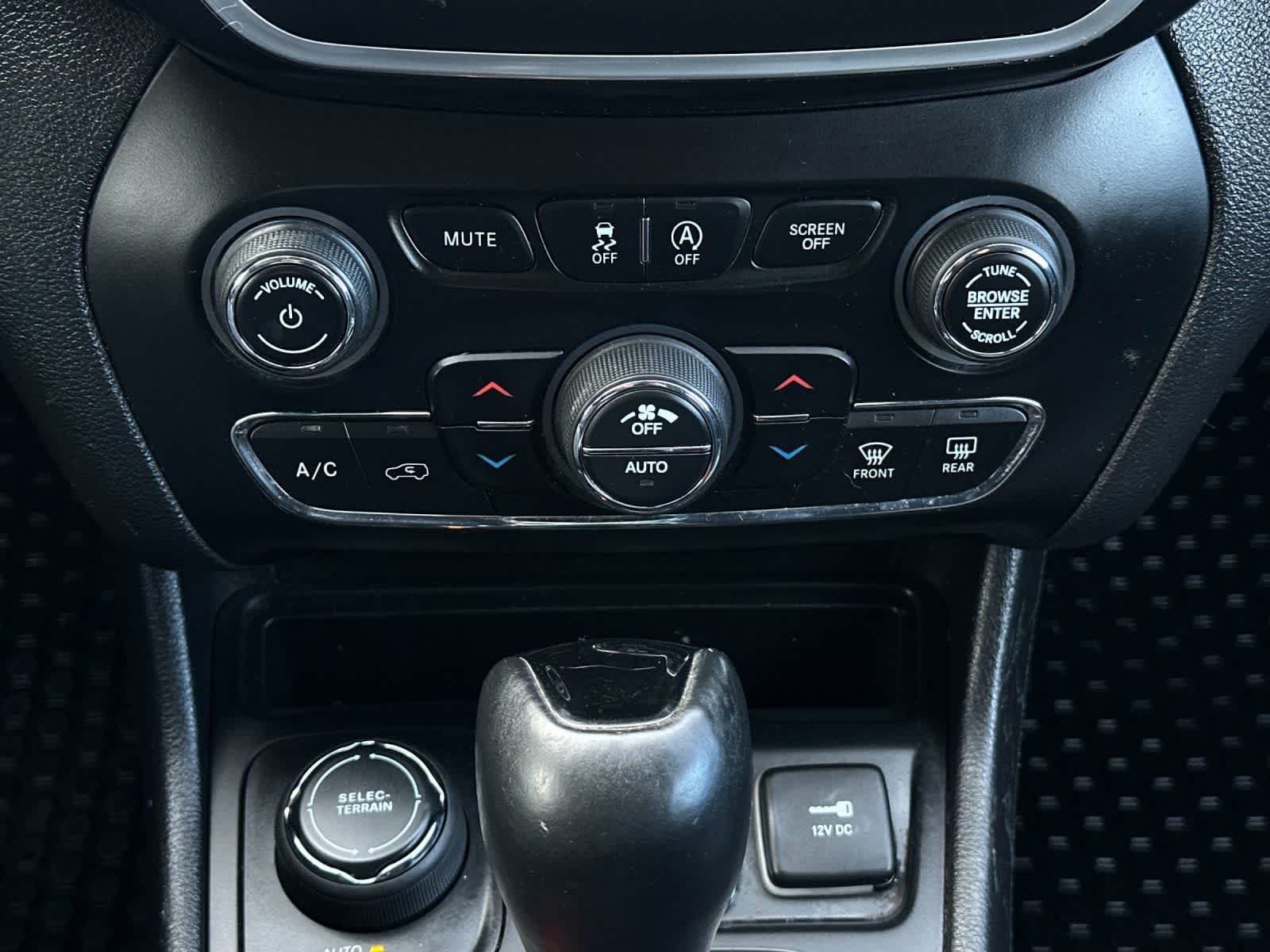 Thumbnail: 2020 Jeep Cherokee - 21