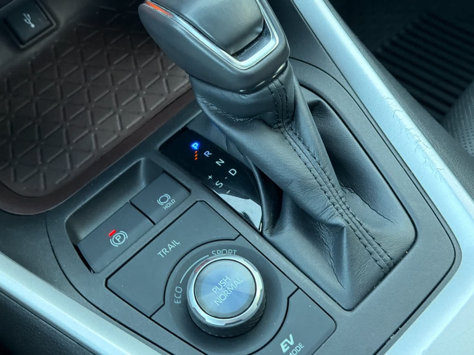 Thumbnail: 2022 Toyota RAV4 - 21