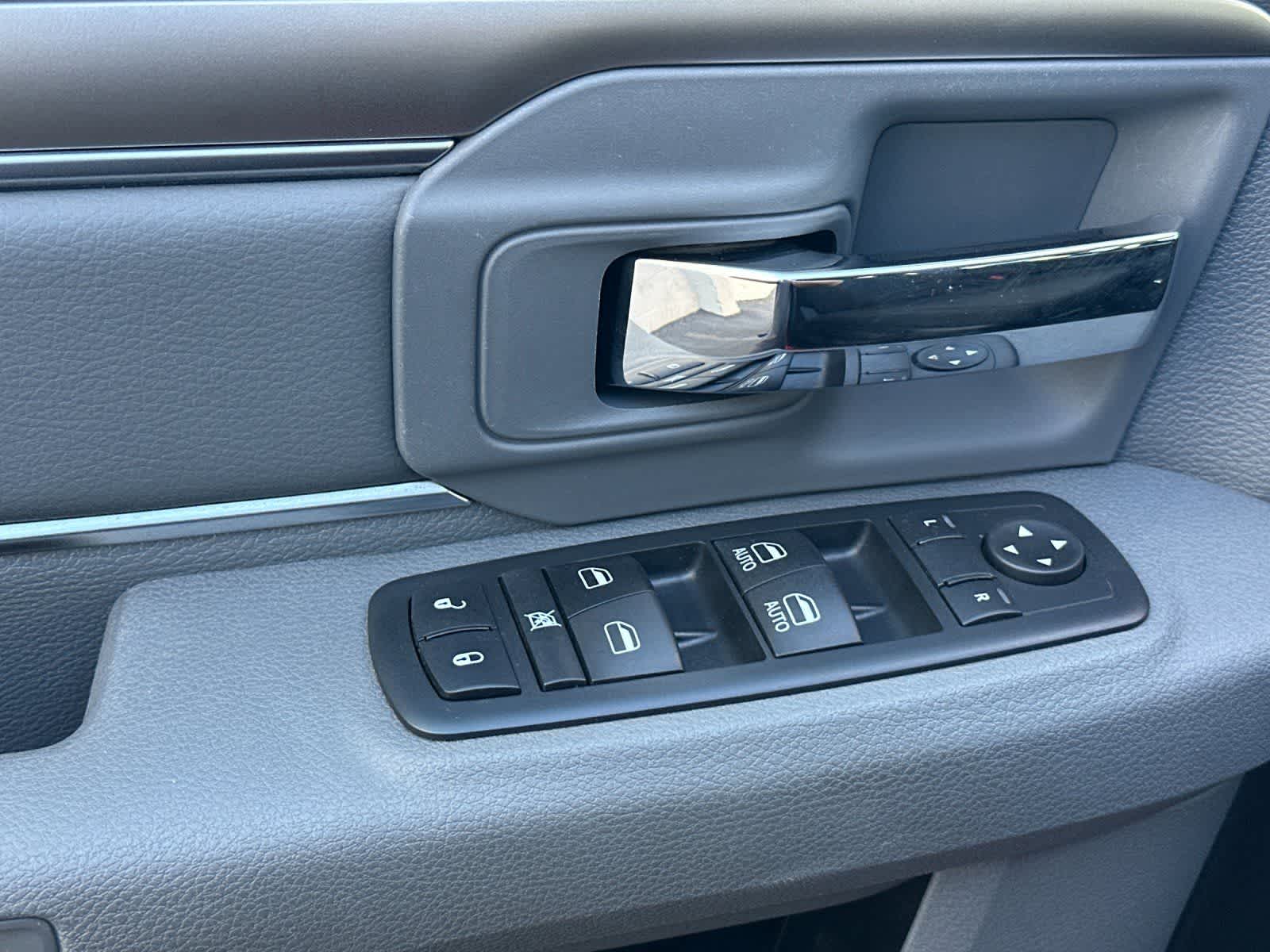 Thumbnail: 2020 RAM 1500 Classic - 13