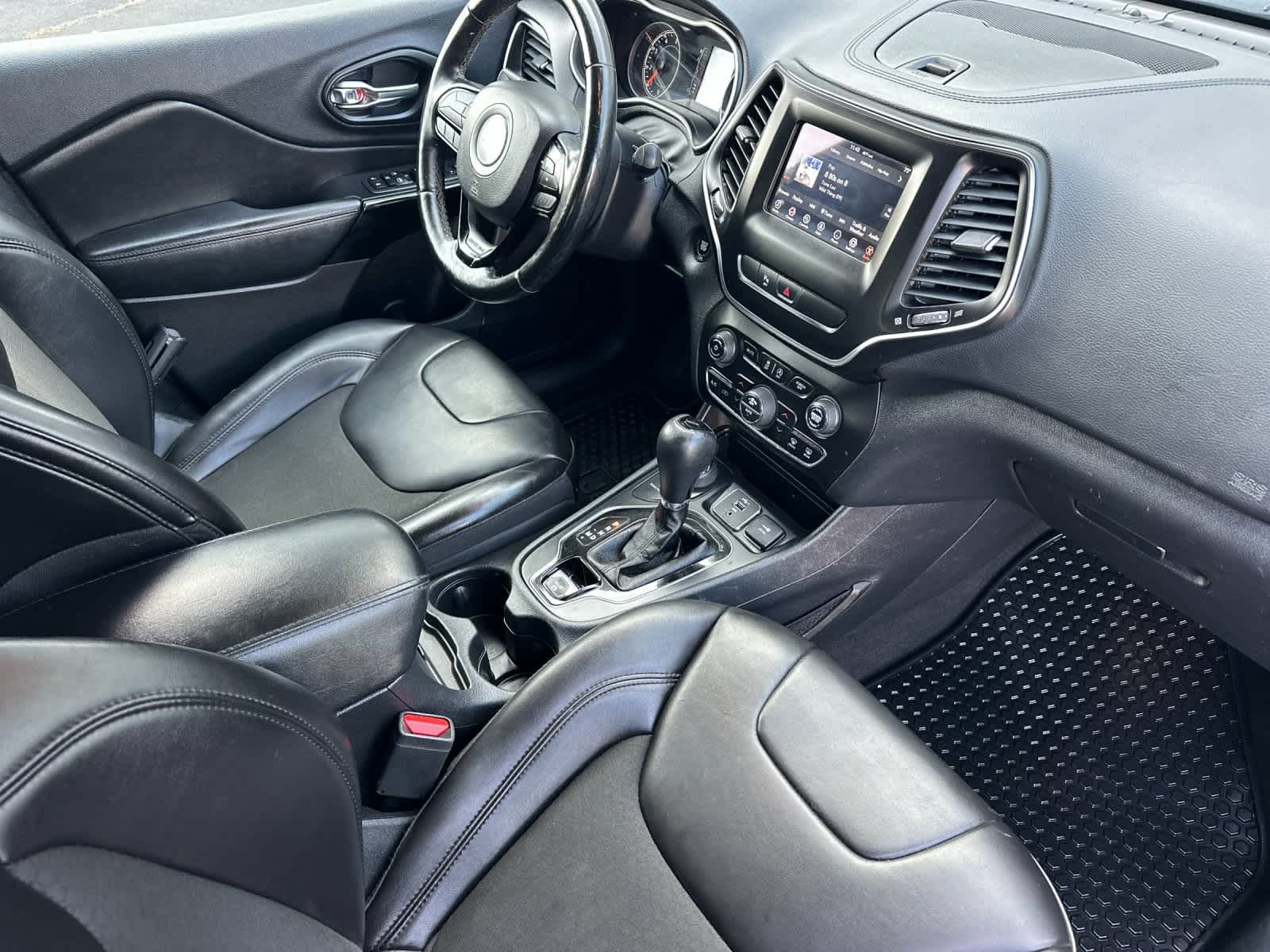 Thumbnail: 2020 Jeep Cherokee - 16