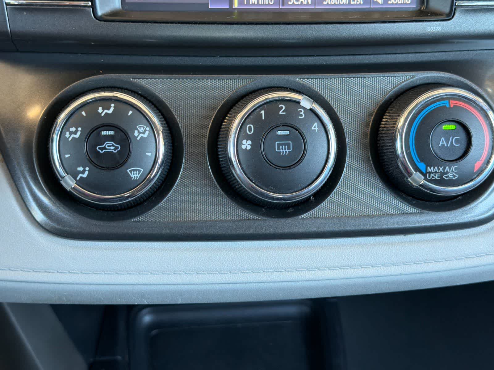 Thumbnail: 2015 Toyota RAV4 - 19