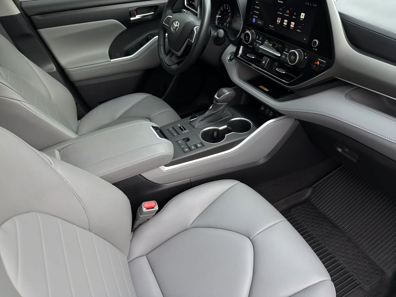 Thumbnail: 2023 Toyota Highlander - 17