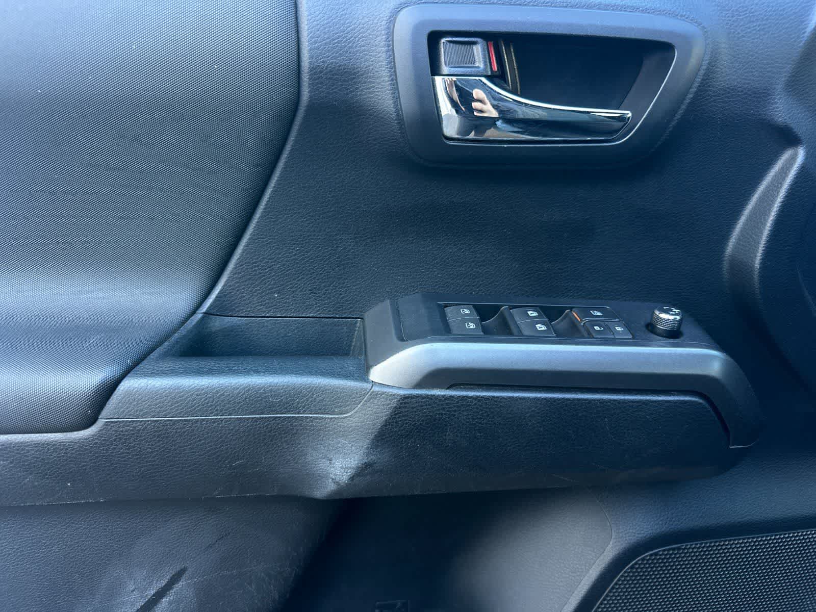 Thumbnail: 2018 Toyota Tacoma - 12