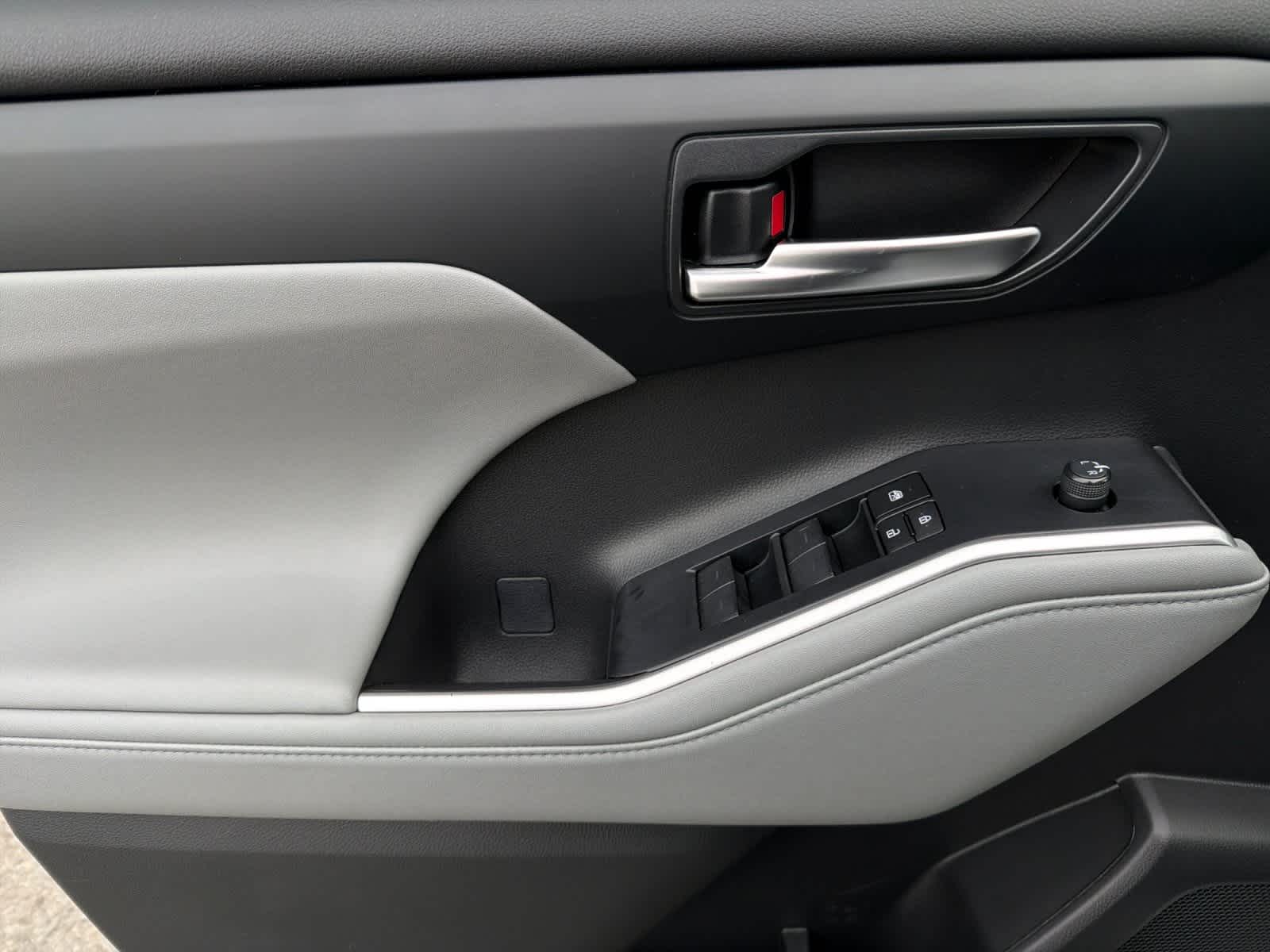 Thumbnail: 2023 Toyota Highlander - 12