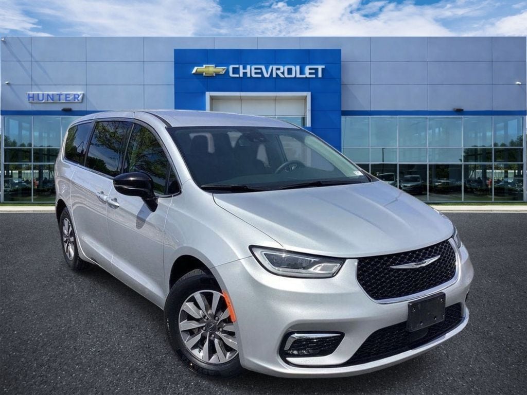 2024 Chrysler Pacifica Hybrid Select PHEV's photo