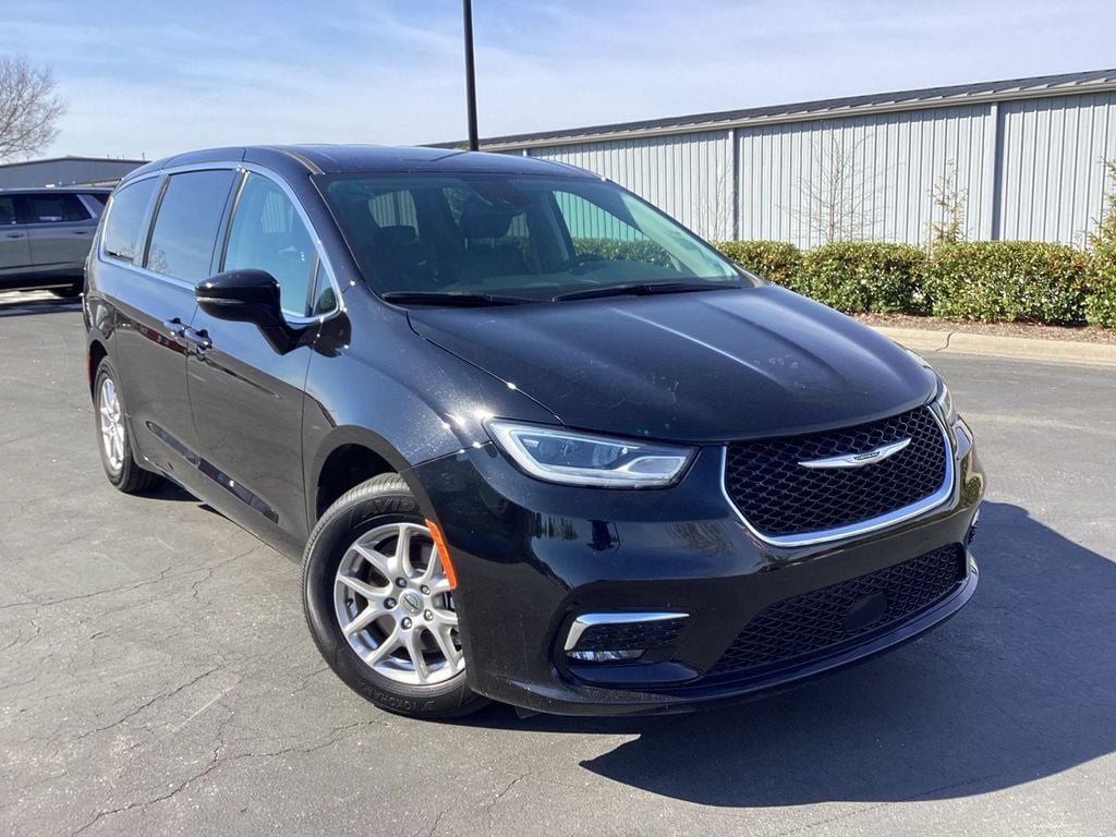 2024 Chrysler Pacifica Touring L's photo