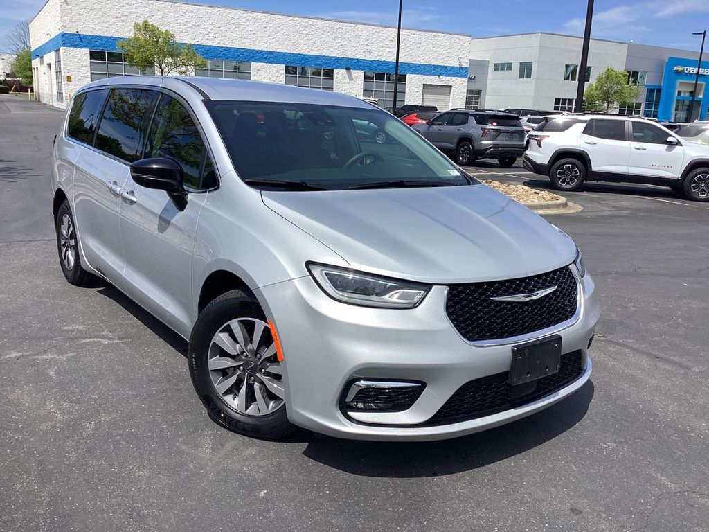 2024 Chrysler Pacifica Hybrid Select PHEV's photo