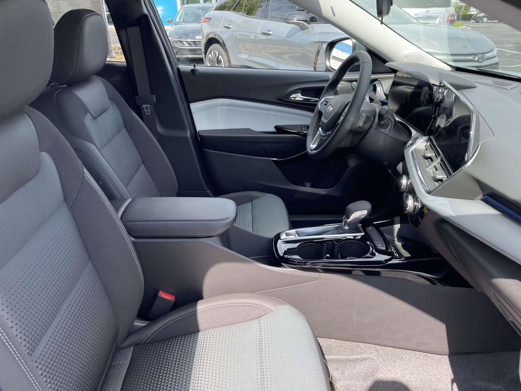 2026 Chevrolet Trax LT - Photo 9