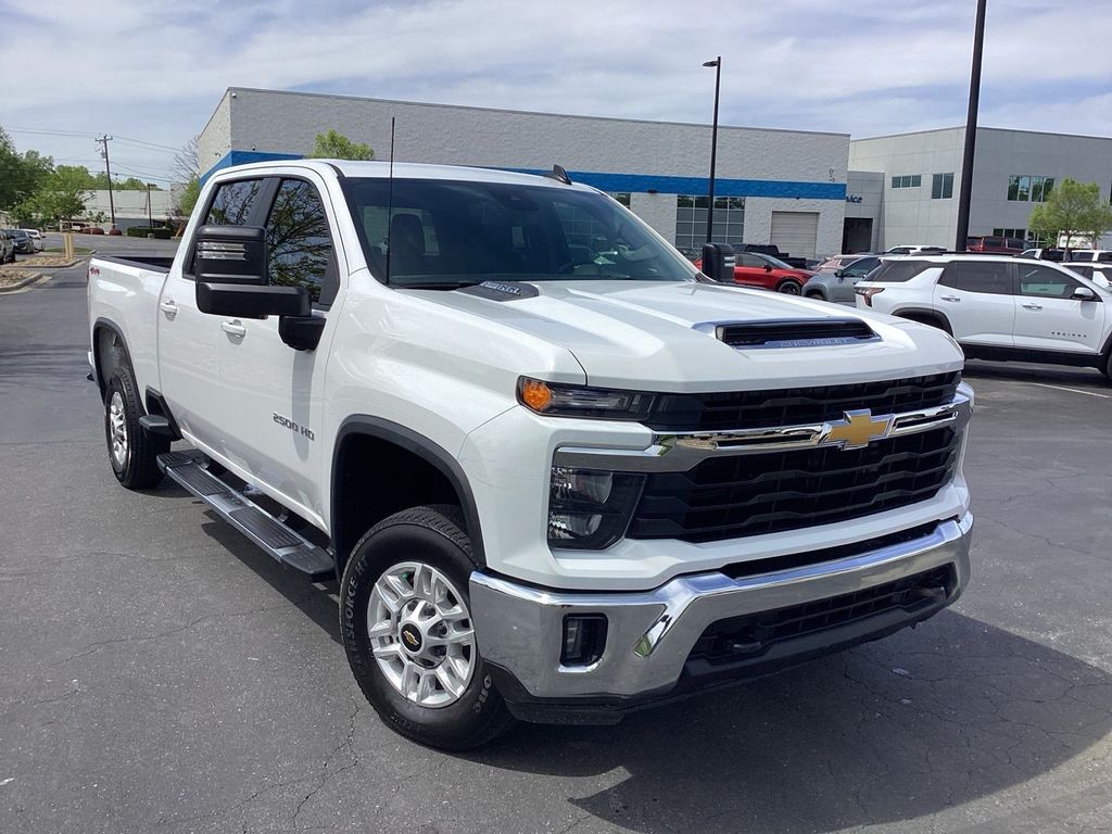 2025 Chevrolet Silverado HD LT 4WD Crew Cab Standard Box's photo