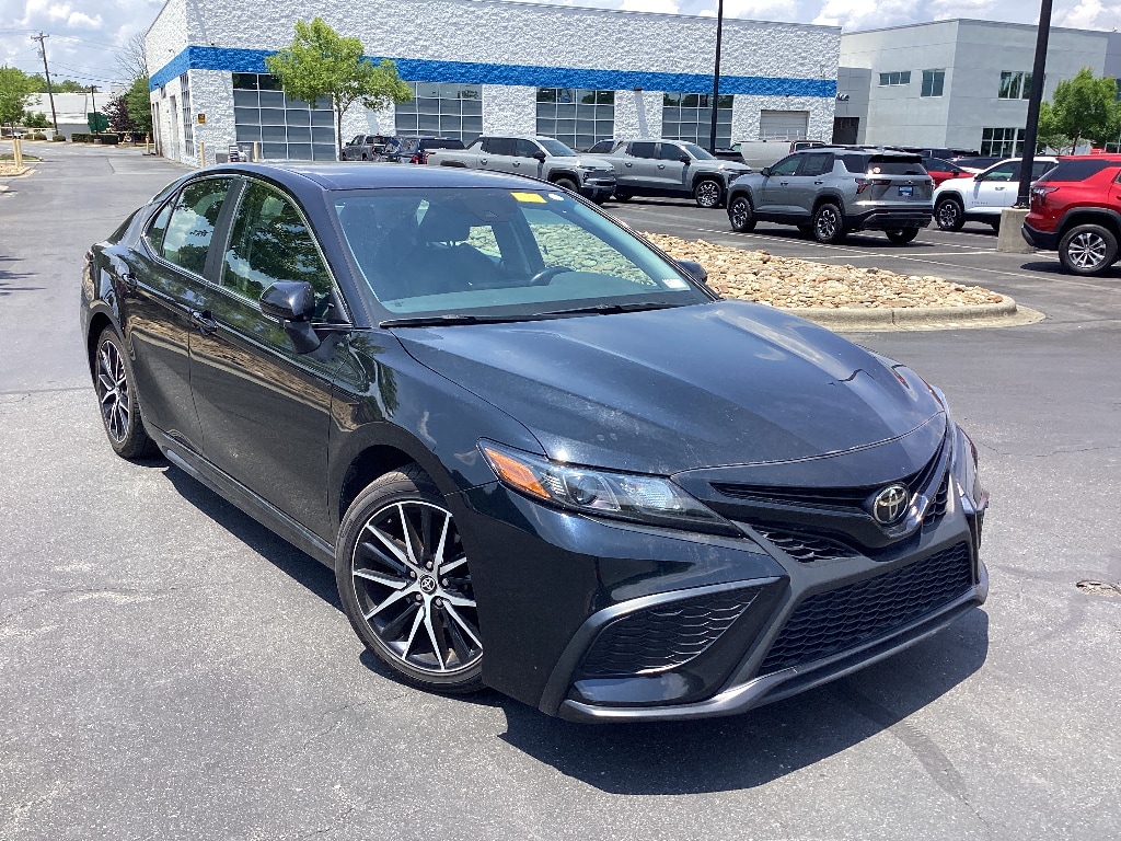 2024 Toyota Camry SE's photo
