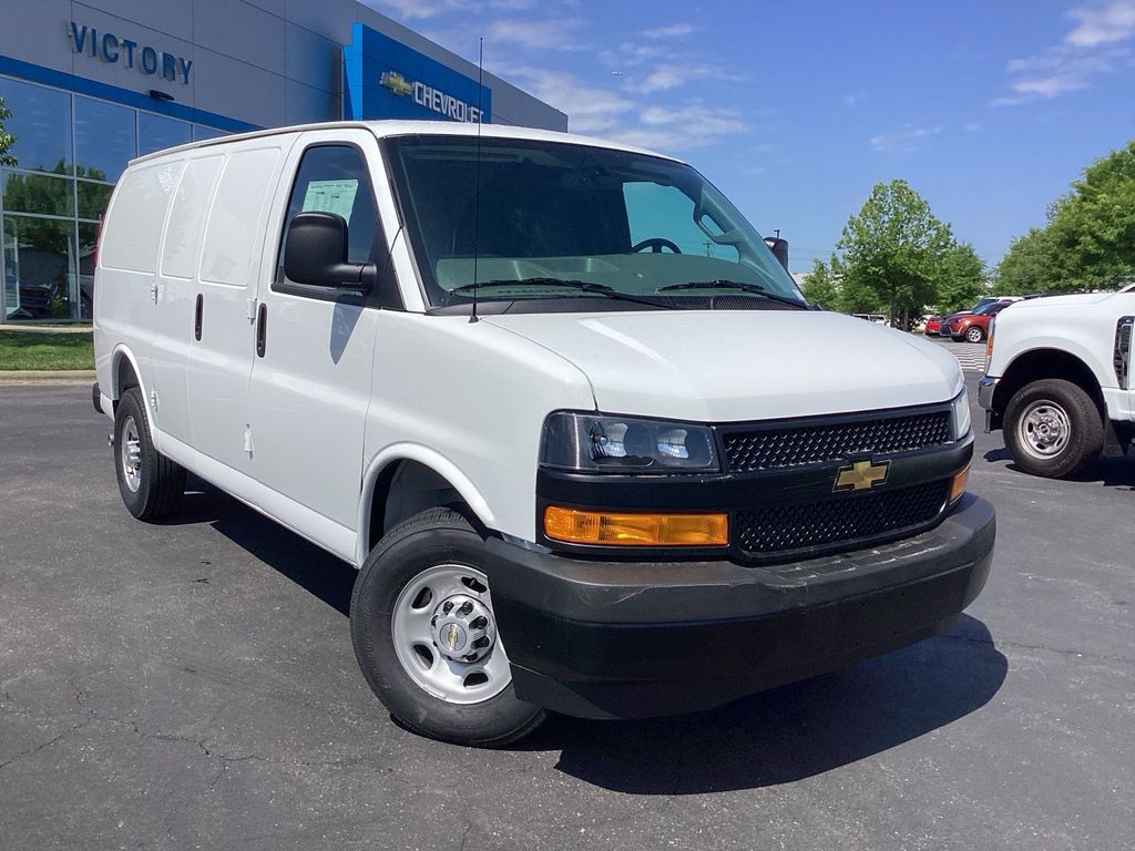 2026 Chevrolet Express 2500 Work Van HD's photo