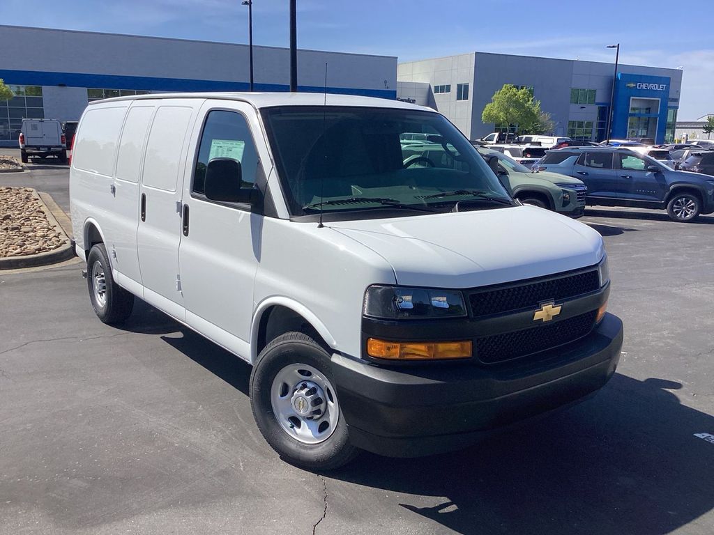 2026 Chevrolet Express 2500 Work Van HD's photo