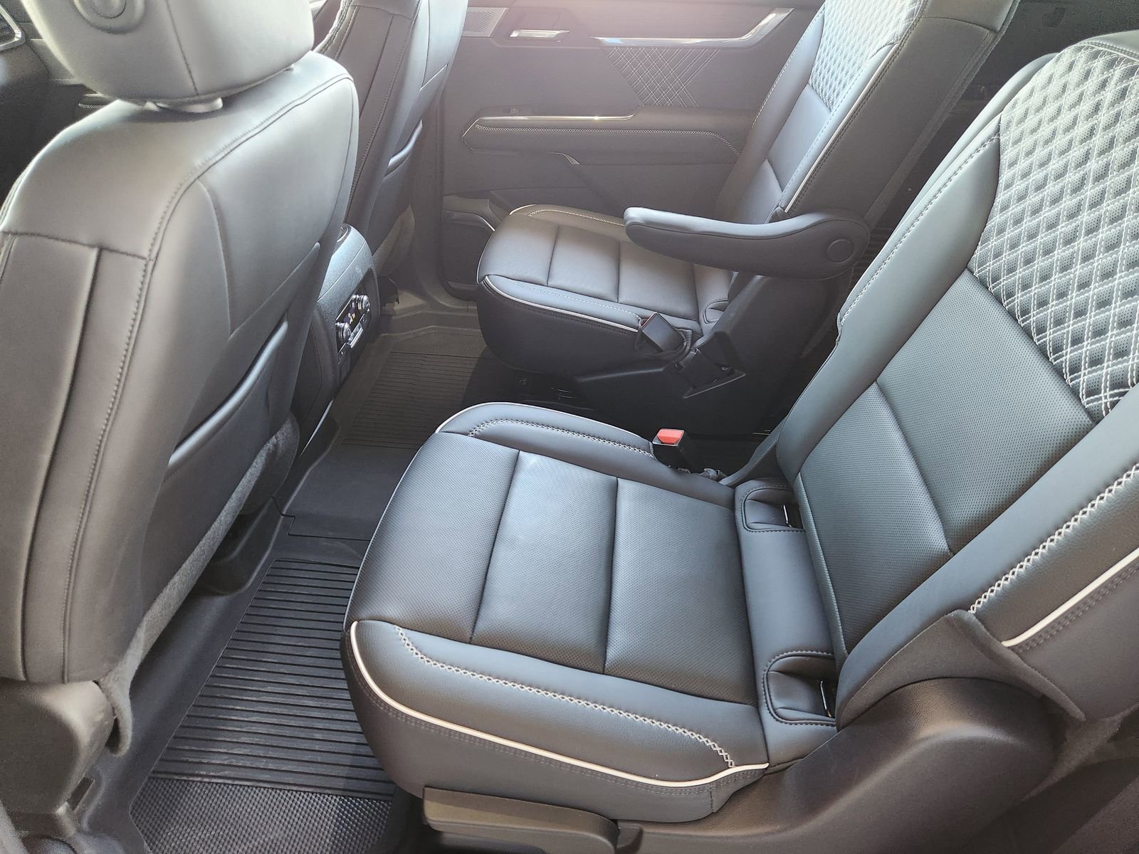 2024 GMC Acadia Denali - Photo 19