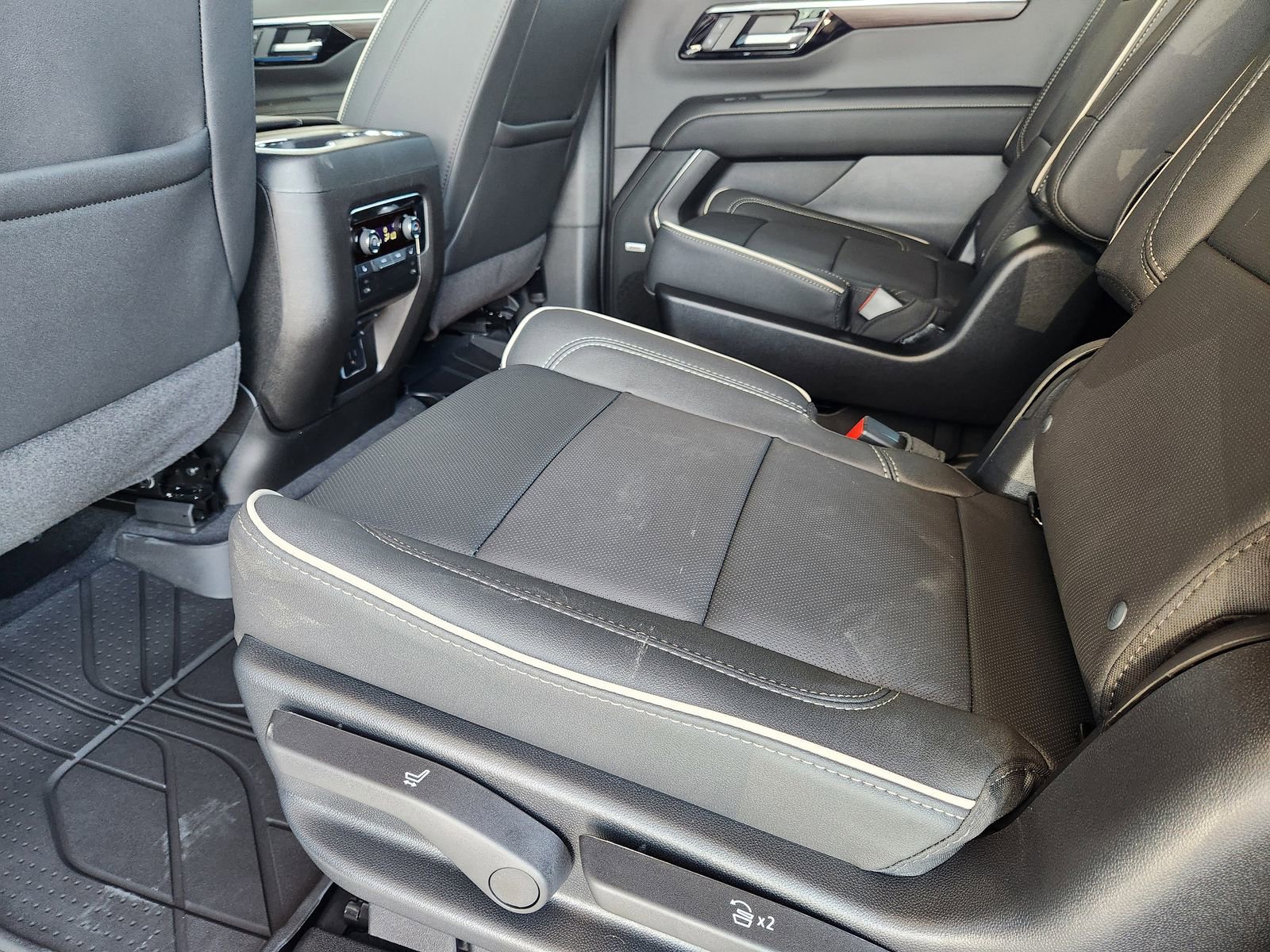 2026 Chevrolet Suburban Premier - Photo 21