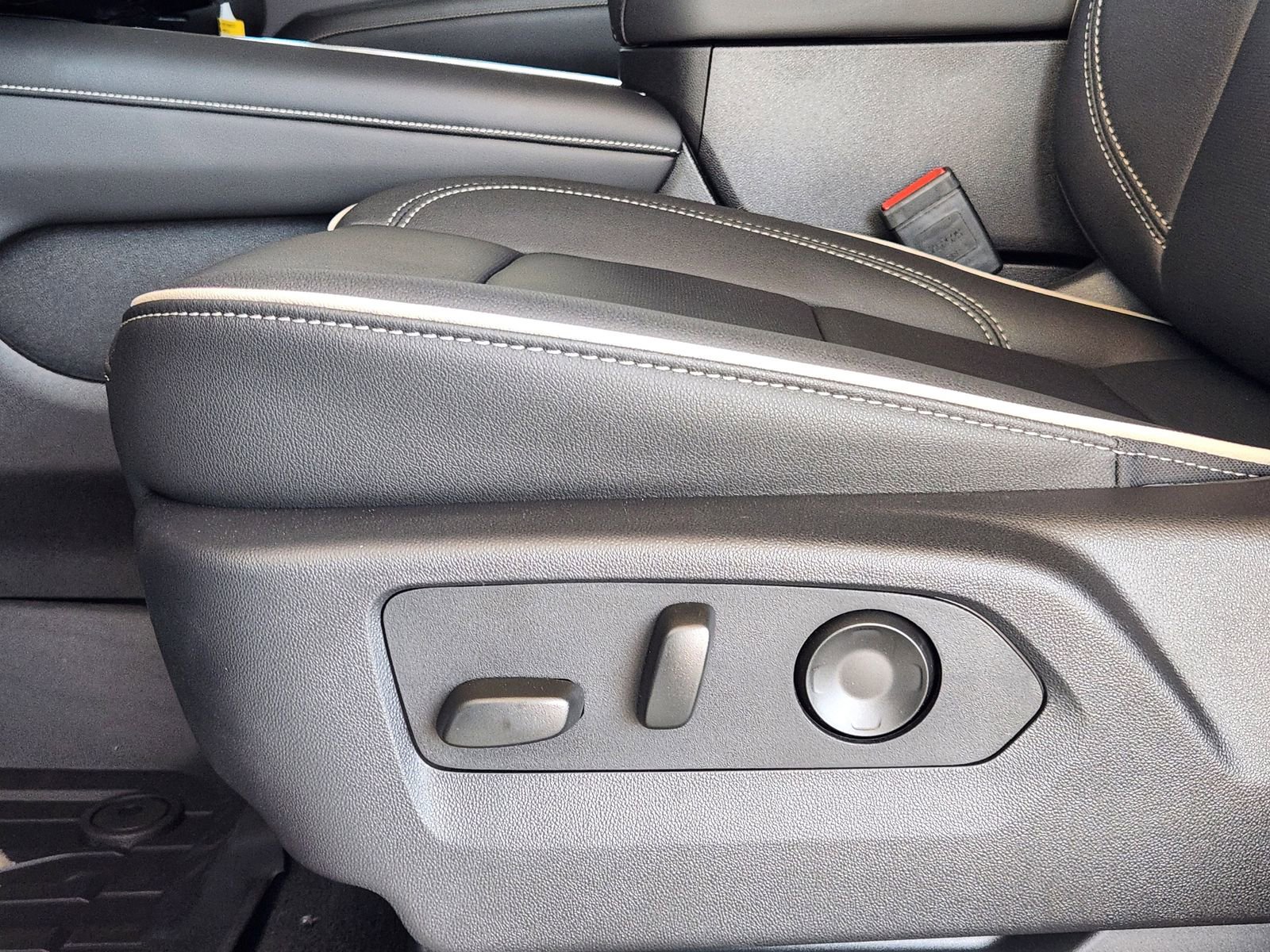 2026 Chevrolet Suburban Premier - Photo 19