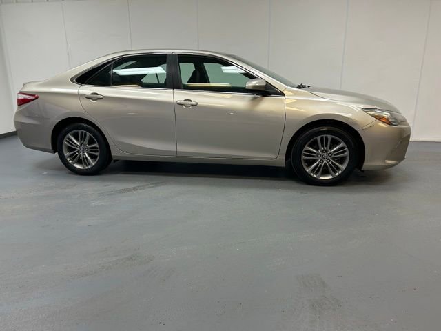 2016 Toyota Camry XLE photo 2