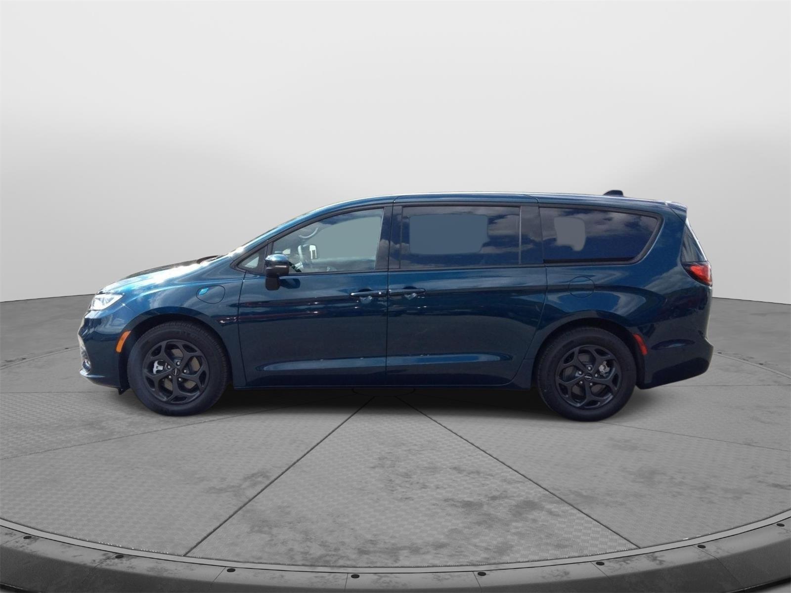 2023 Chrysler Pacifica Hybrid Touring L photo 3