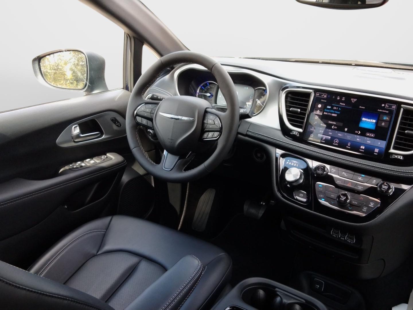 2023 Chrysler Pacifica Hybrid Touring L photo 4