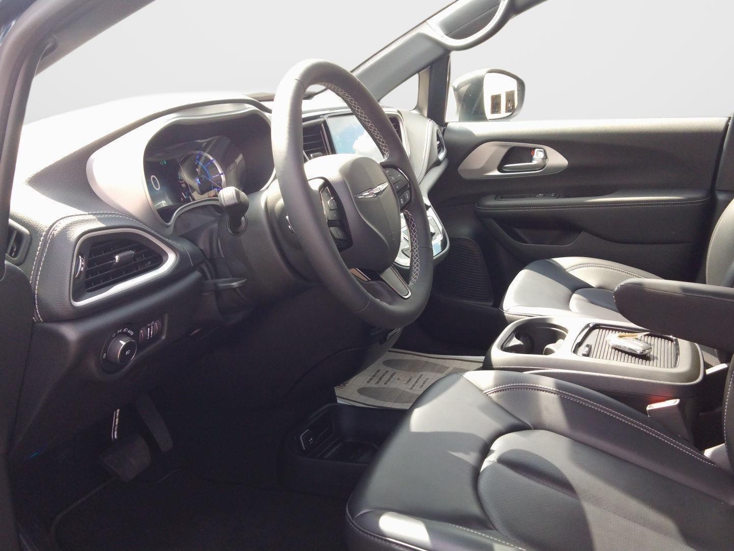 2023 Chrysler Pacifica Hybrid Touring L photo 2