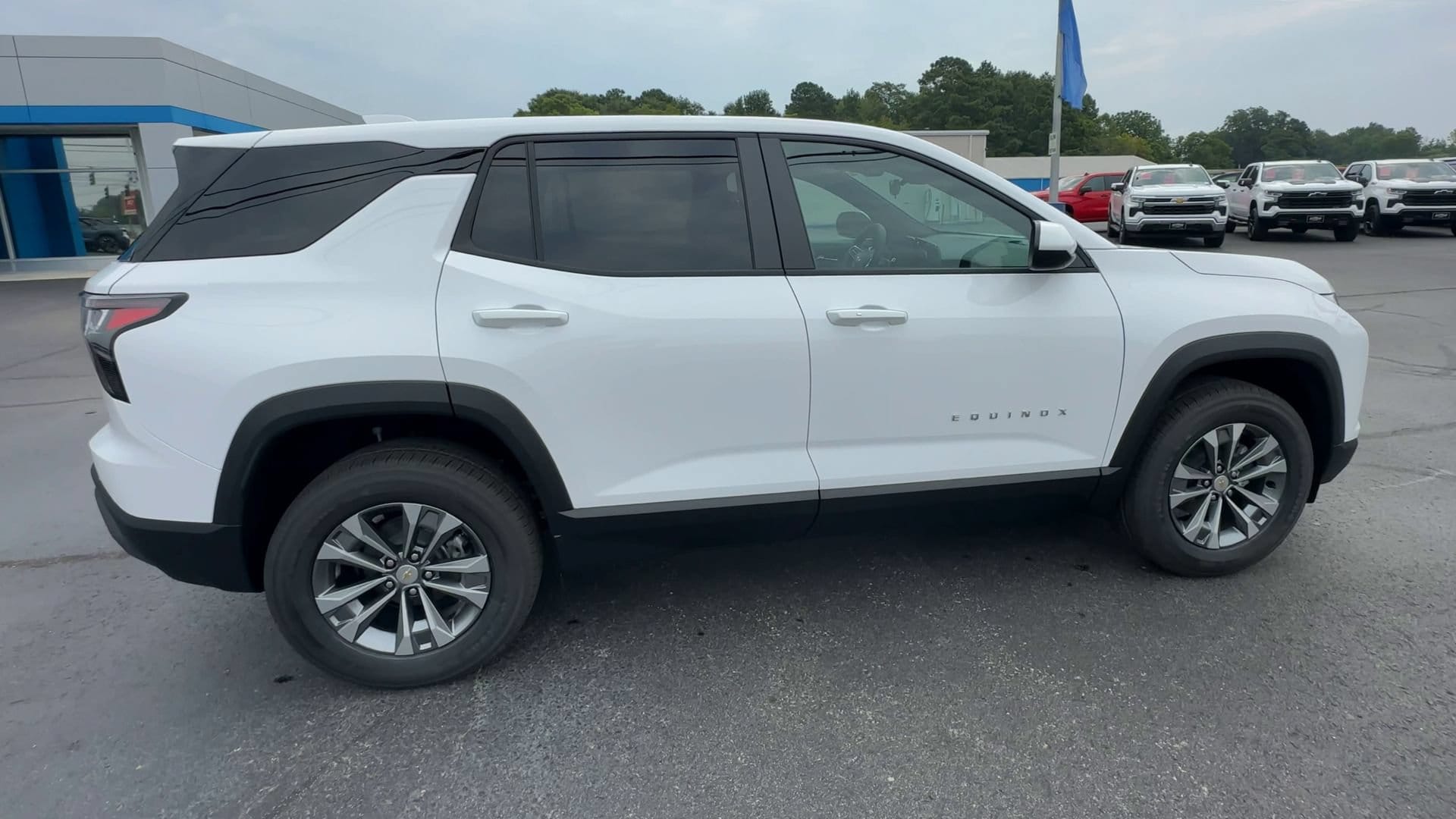 2027 Chevrolet Equinox LT - Photo 9
