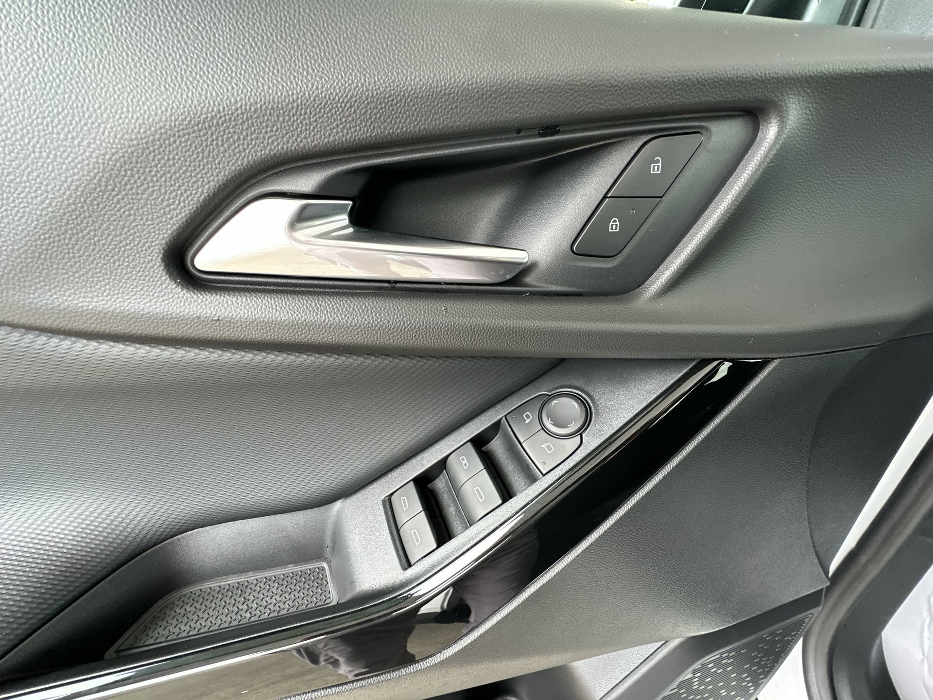 2027 Chevrolet Equinox LT - Photo 23