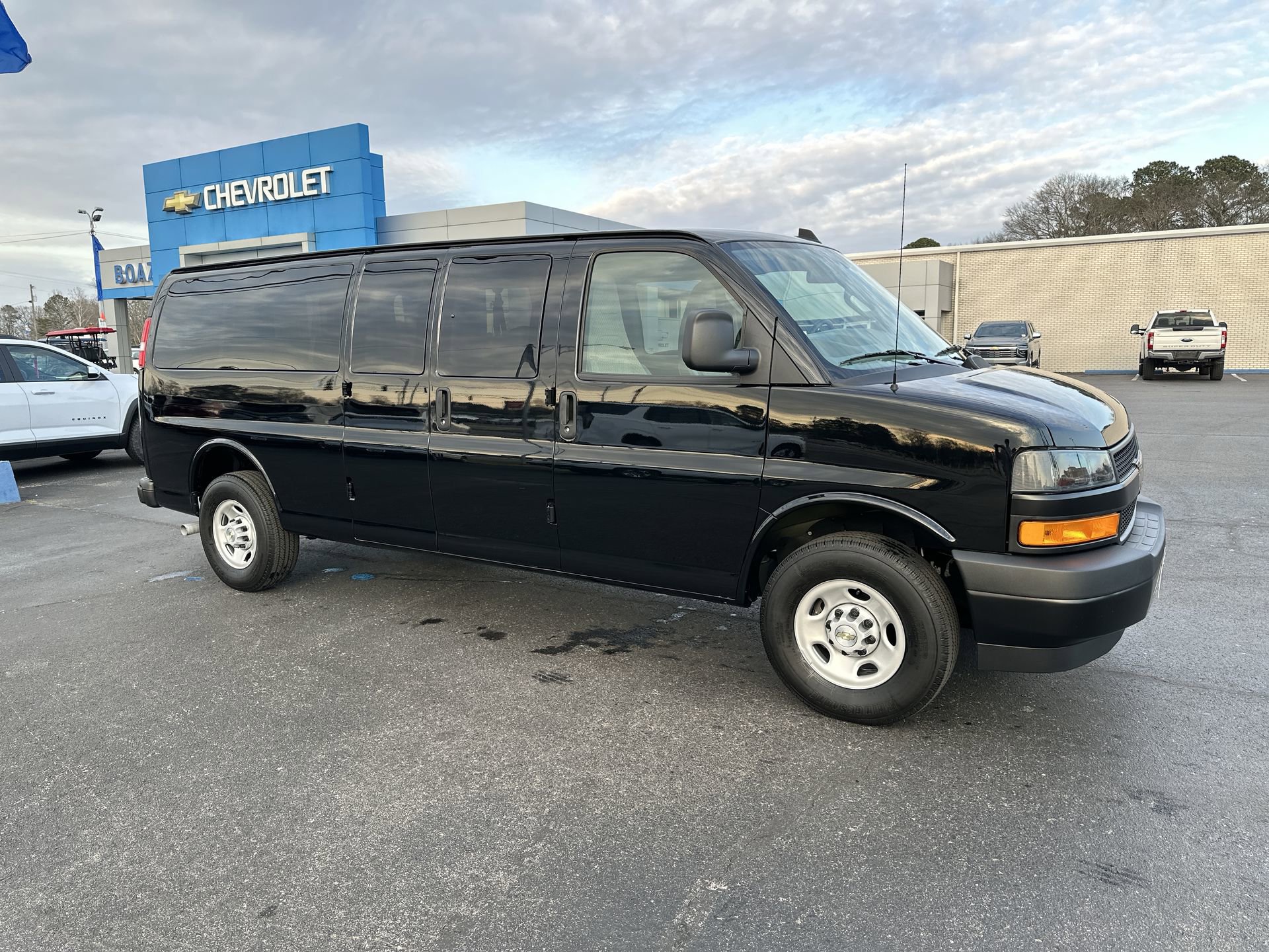 2025 Chevrolet Express 3500 LS Extended's photo