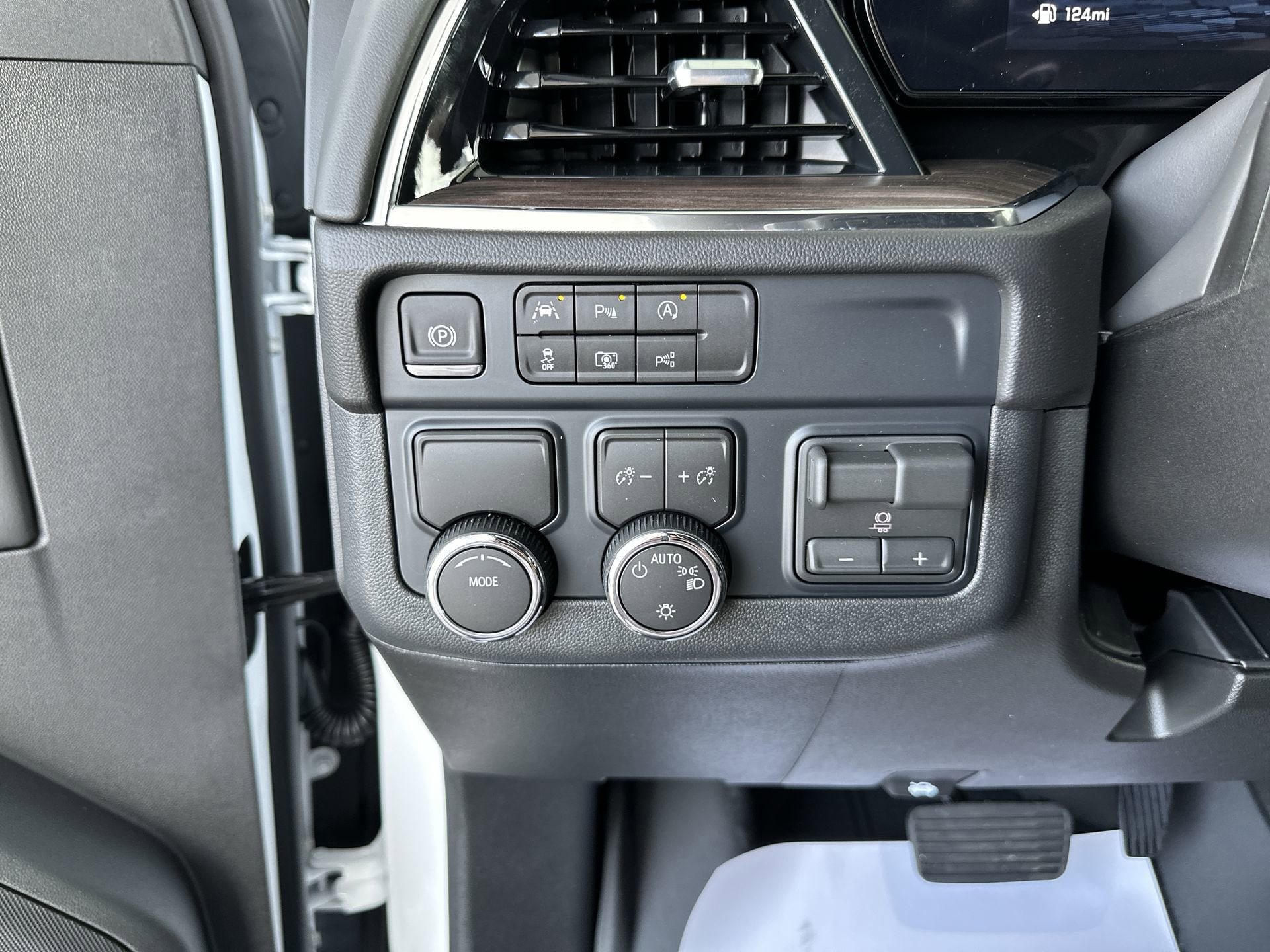 2026 Chevrolet Suburban LS - Photo 18