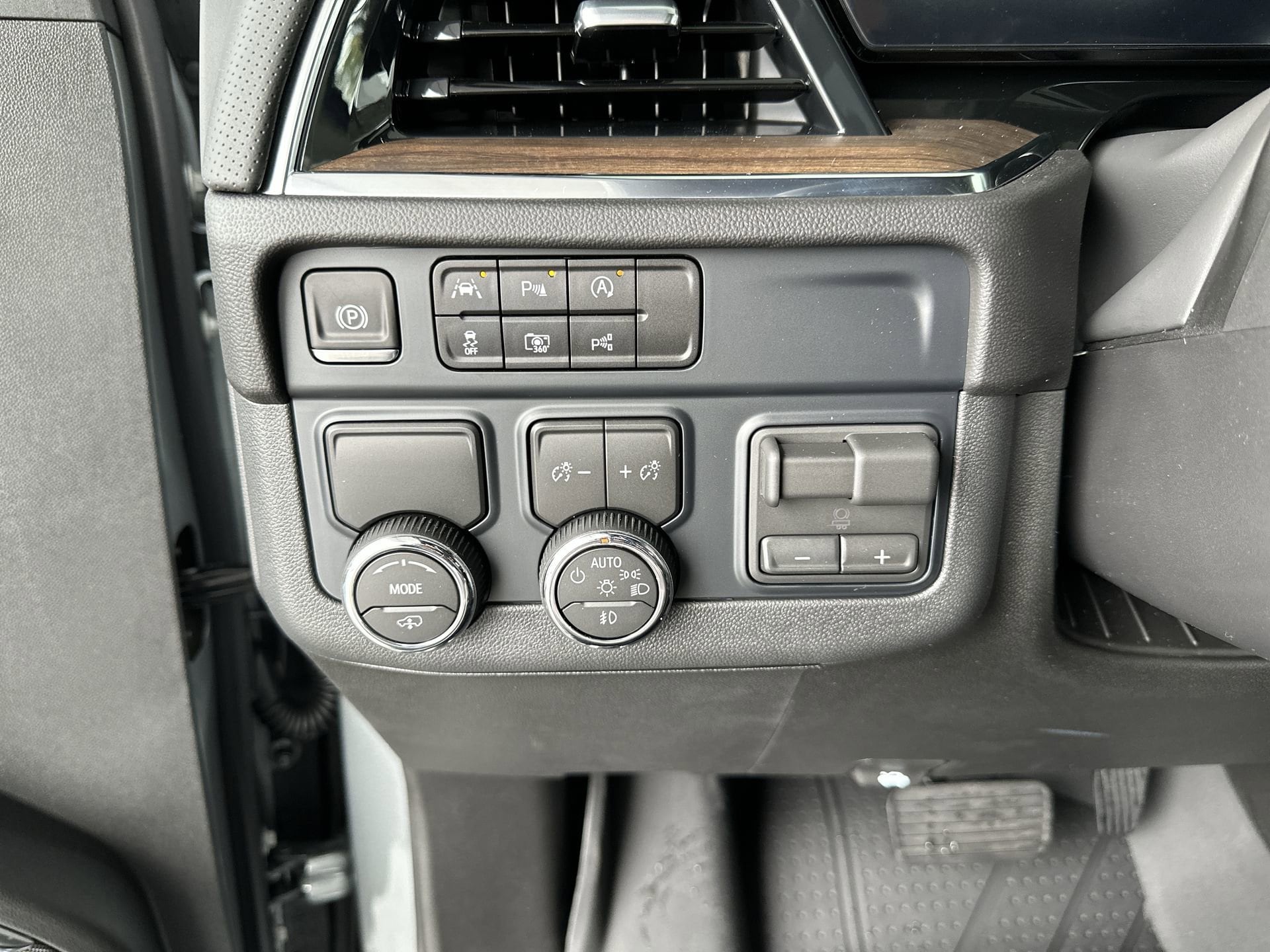 2026 Chevrolet Suburban High Country - Photo 18