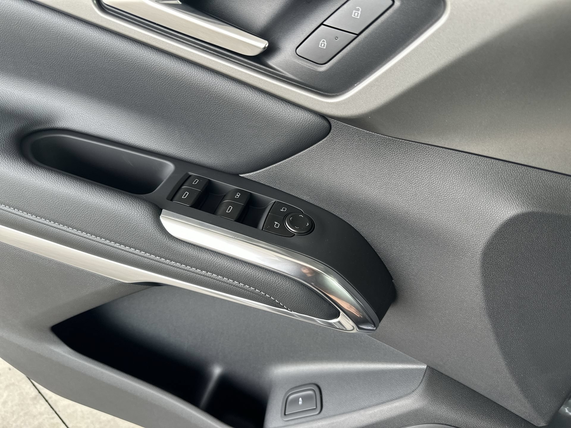 2027 Chevrolet Traverse LT - Photo 23