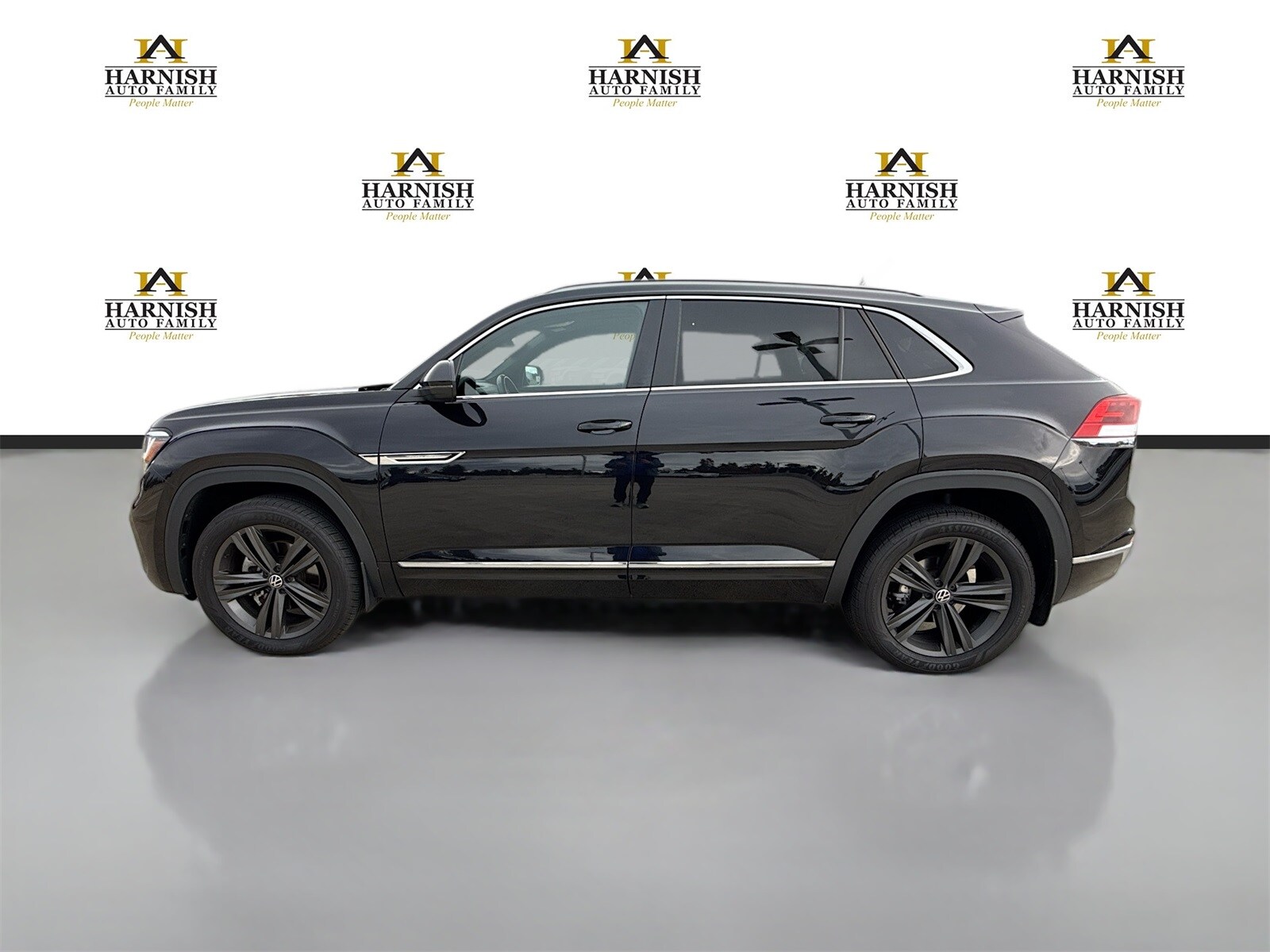 2022 Volkswagen Atlas Cross Sport V6 SEL R-Line photo 2