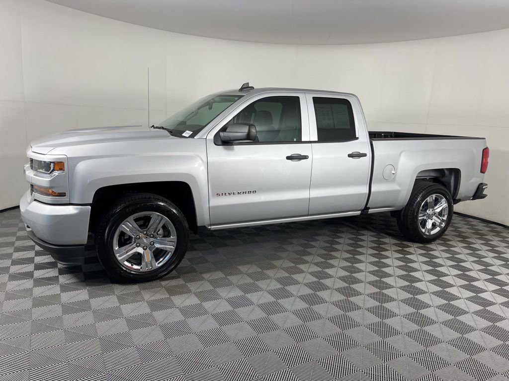 2019 Chevrolet Silverado Custom photo 2